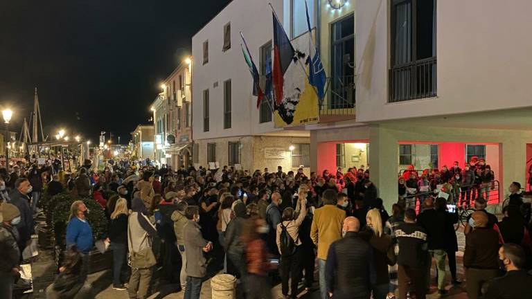 Cesenatico: protesta contro il nuovo Dpcm davanti al Comune - VIDEO Cesenatico: protesta contro il nuovo Dpcm davanti al Comune - VIDEO