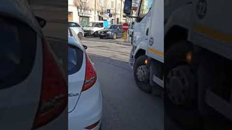 Centro di Rimini: traffico ancora in tilt, pericoli per i ciclisti Centro di Rimini: traffico ancora in tilt, pericoli per i ciclisti