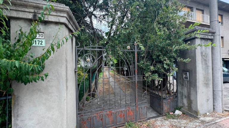 Il cancello del vialetto d’accesso all’abitazione in via Brenzaglia dove è avvenuta l’aggressione Il cancello del vialetto d’accesso all’abitazione in via Brenzaglia dove è avvenuta l’aggressione