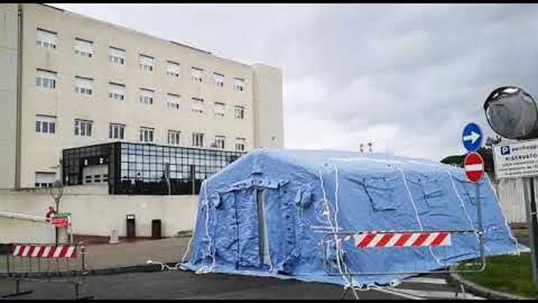 Coronavirus, la tenda davanti al pronto soccorso di Imola Coronavirus, la tenda davanti al pronto soccorso di Imola