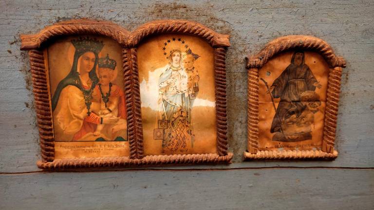Tre immagini sacre poste sotto la copertura della cassa Tre immagini sacre poste sotto la copertura della cassa