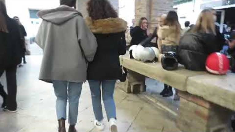 Tutti al mare in attesa della zona arancione scuro Video Tutti al mare in attesa della zona arancione scuro Video