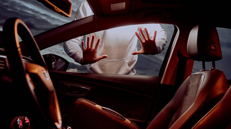 Rimini, prova a rubare un’auto proprio mentre passa la Polizia: 27enne arrestato Rimini, prova a rubare un’auto proprio mentre passa la Polizia: 27enne arrestato