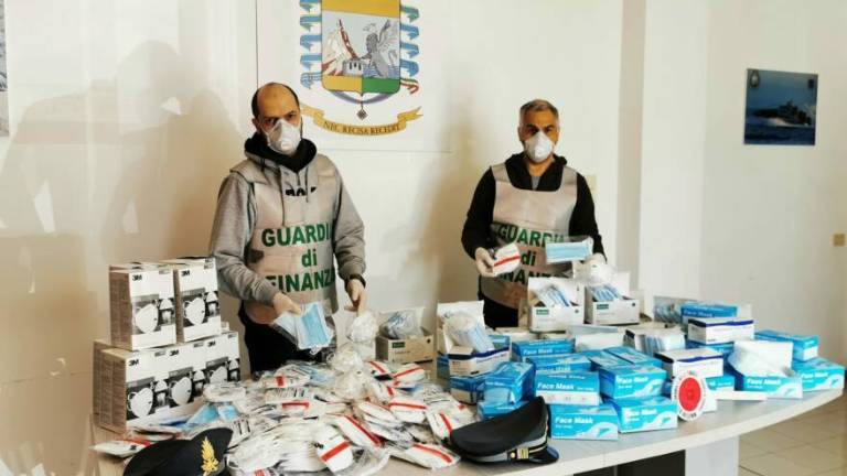Sequestrate 4.000 mascherine non sicure. Denunciate due persone Sequestrate 4.000 mascherine non sicure. Denunciate due persone