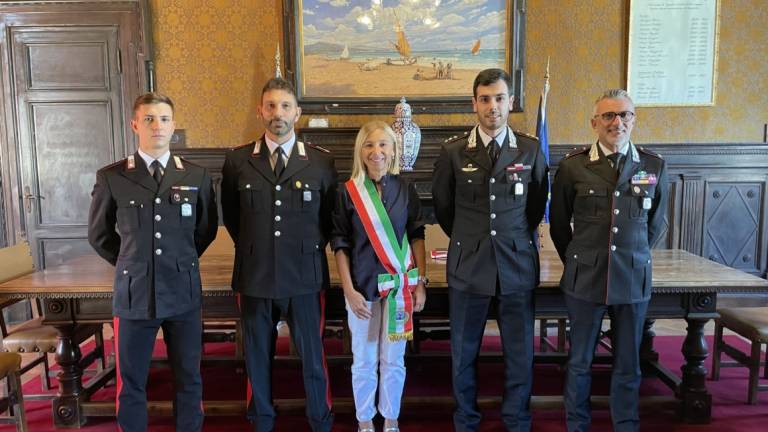 Cattolica, salvarono una ragazza che voleva gettarsi sotto il treno: i due Carabinieri supereroi premiati in Comune Cattolica, salvarono una ragazza che voleva gettarsi sotto il treno: i due Carabinieri supereroi premiati in Comune