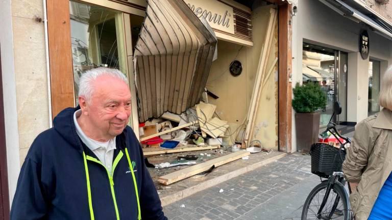 Roberto Benvenuti davanti alla gioielleria sventrata Roberto Benvenuti davanti alla gioielleria sventrata