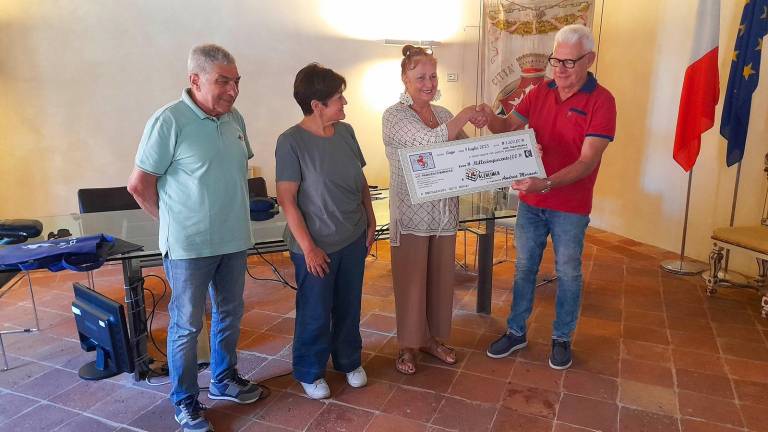 La cerimonia di consegna dell’assegno La cerimonia di consegna dell’assegno