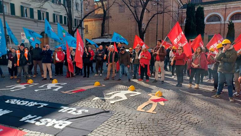 Forlì, “basta morti sul lavoro”: il flash mob in Piazza Ordelaffi Forlì, “basta morti sul lavoro”: il flash mob in Piazza Ordelaffi