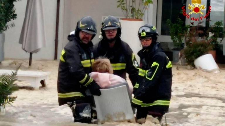 Cesenatico, i Vigili del Fuoco salvano una donna disabile bloccata in uno stabilimento balneare VIDEO GALLERY Cesenatico, i Vigili del Fuoco salvano una donna disabile bloccata in uno stabilimento balneare VIDEO GALLERY