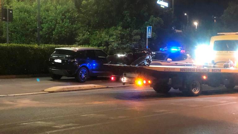 La moto sul carro attrezzi e il Range Rover coinvolto nell’incidente La moto sul carro attrezzi e il Range Rover coinvolto nell’incidente