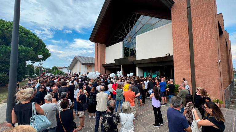 Cesenatico: 1.000 persone per il funerale del 16enne morto nell’incidente con lo scooter VIDEO E FOTOGALLERY Cesenatico: 1.000 persone per il funerale del 16enne morto nell’incidente con lo scooter VIDEO E FOTOGALLERY