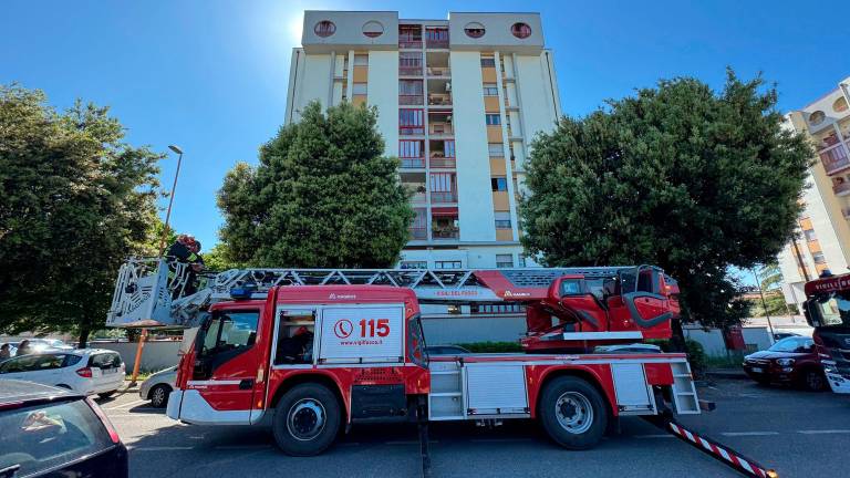 Maxi soccorso a Cesena per un incendio al quarto piano di una delle torri di via Viareggio VIDEOGALLERY Maxi soccorso a Cesena per un incendio al quarto piano di una delle torri di via Viareggio VIDEOGALLERY