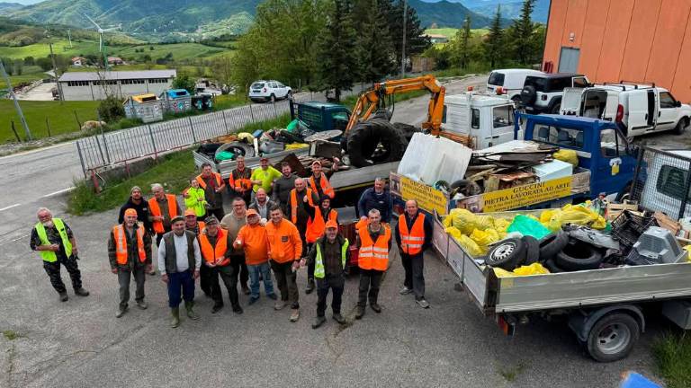 Alfero, insieme a caccia, ma di rifiuti: ne recuperano 4 autocarri Alfero, insieme a caccia, ma di rifiuti: ne recuperano 4 autocarri