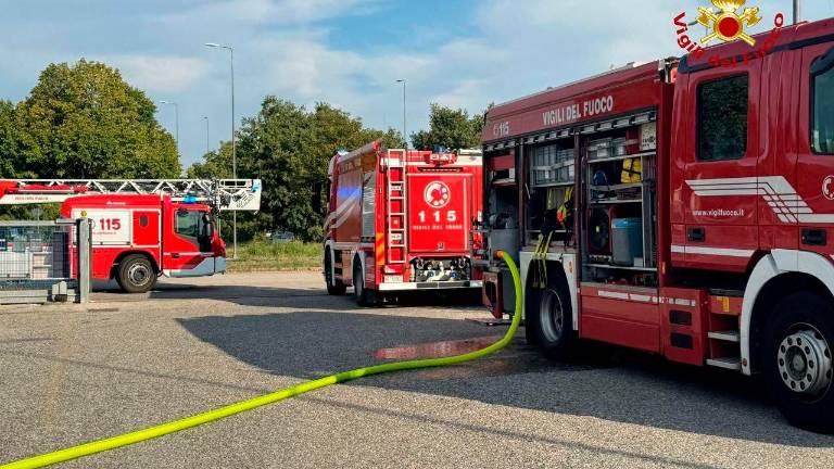 Forlì, incendio in un capannone in via Antico Acquedotto VIDEO Forlì, incendio in un capannone in via Antico Acquedotto VIDEO