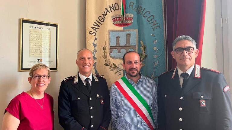 Il saluto al comandante Salvatore Pagano (a destra): al suo fianco il sindaco Nicola Dellapasqua e di seguito il maggiore Massimiliano Iori, comandante della Compagnia dei Carabinieri di Cesenatico e Roberta Armuzzi, assessore a Legalità e Sicurezza di Savignano sul Rubicone Il saluto al comandante Salvatore Pagano (a destra): al suo fianco il sindaco Nicola Dellapasqua e di seguito il maggiore Massimiliano Iori, comandante della Compagnia dei Carabinieri di Cesenatico e Roberta Armuzzi, assessore a Legalità e Sicurezza di Savignano sul Rubicone