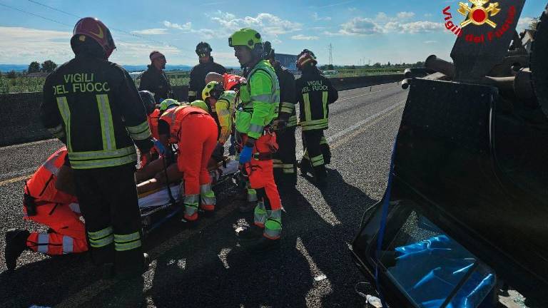 Forlì. Auto si ribalta in A14, due donne ferite trasportate al Bufalini Forlì. Auto si ribalta in A14, due donne ferite trasportate al Bufalini