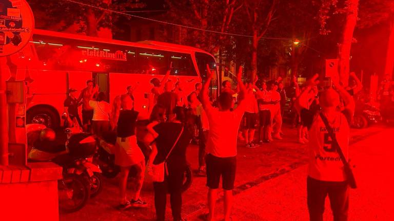 Esplode la festa dei tifosi di Rimini all’arrivo della squadra dopo la vittoria a Forlì Esplode la festa dei tifosi di Rimini all’arrivo della squadra dopo la vittoria a Forlì