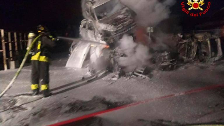 Forlì, incendio in una autodemolizione: 8 mezzi in fiamme Forlì, incendio in una autodemolizione: 8 mezzi in fiamme