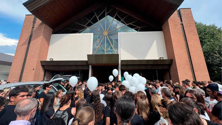 Cesenatico: 1.000 persone per il funerale del 16enne morto nell’incidente con lo scooter VIDEO E FOTOGALLERY Cesenatico: 1.000 persone per il funerale del 16enne morto nell’incidente con lo scooter VIDEO E FOTOGALLERY