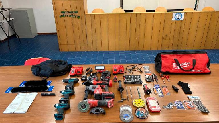 Misano, nell’auto avevano il kit dello scasso con flessibili, trapani e scalpelli: fermati e denunciati Misano, nell’auto avevano il kit dello scasso con flessibili, trapani e scalpelli: fermati e denunciati