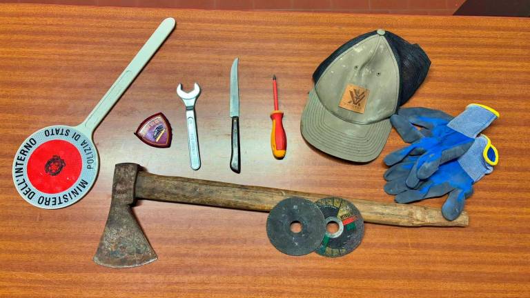 Gli arnesi da “lavoro” trovati nell’auto del 34enne albanese Gli arnesi da “lavoro” trovati nell’auto del 34enne albanese
