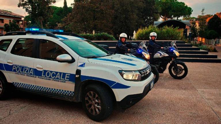 Savignano. In auto abbatte la segnaletica e fugge, identificato dalla Polizia locale Savignano. In auto abbatte la segnaletica e fugge, identificato dalla Polizia locale