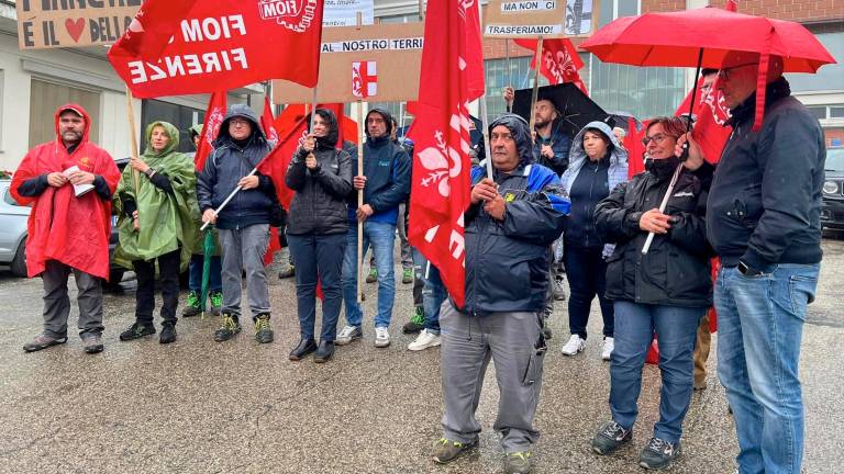 Il picchetto della Fiom davanti allo stabilimento di Piancaldoli Il picchetto della Fiom davanti allo stabilimento di Piancaldoli