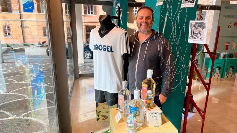 Federico Lugaresi della Premiata Officina Lugaresi posa al fianco della maglia utilizzata da Andrea Del Bianco in Cesena-Juventus 1-1 del 1990 Federico Lugaresi della Premiata Officina Lugaresi posa al fianco della maglia utilizzata da Andrea Del Bianco in Cesena-Juventus 1-1 del 1990