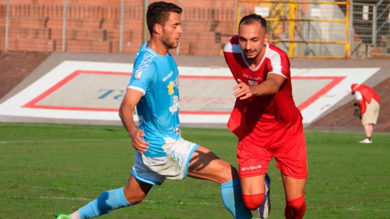 Davide Acampa in azione con la maglia del Rimini Davide Acampa in azione con la maglia del Rimini