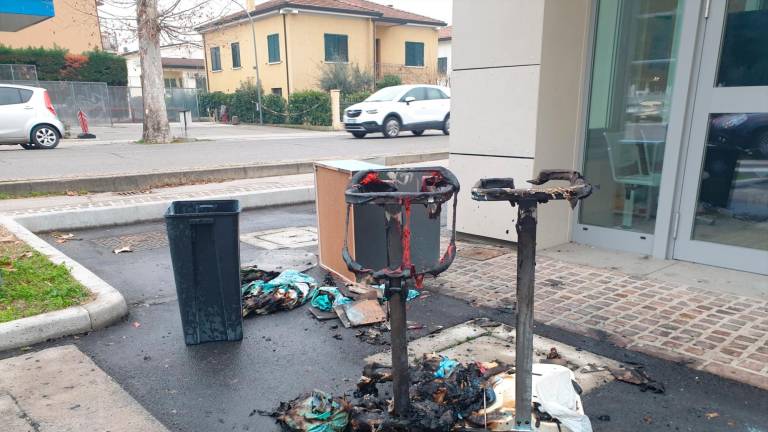 Lugo, paziente dà fuoco al Pronto soccorso: evacuate 15 persone nella notte Lugo, paziente dà fuoco al Pronto soccorso: evacuate 15 persone nella notte