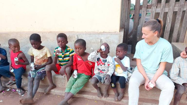 Alice Martini con alcuni bambini di Charre Alice Martini con alcuni bambini di Charre