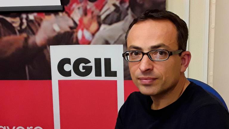 A sinistra, lavoratori della Scm: circa 1.000 su 1.900 sono in cassa integrazione. A destra il segretario provinciale Fiom-Cgil Daniele Baiesi A sinistra, lavoratori della Scm: circa 1.000 su 1.900 sono in cassa integrazione. A destra il segretario provinciale Fiom-Cgil Daniele Baiesi