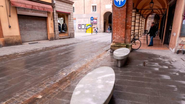 La panchina alla mattina presto con le macchie di sangue e dopo la ripulitura FOTO MMPH