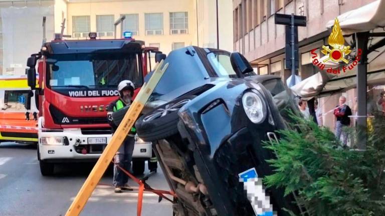 Forlì, auto ribaltata in via Zanchini, estratto il conducente Forlì, auto ribaltata in via Zanchini, estratto il conducente