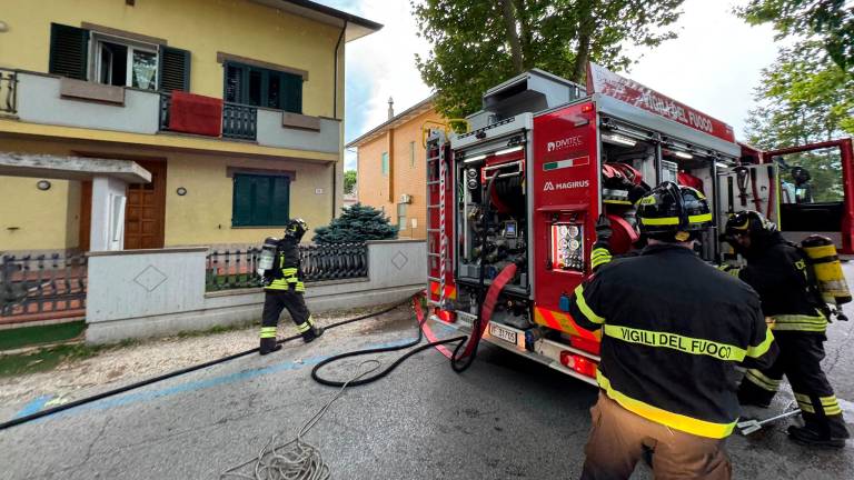 Incendio e paura in via Cartesio a Cesenatico FOTOGALLERY Incendio e paura in via Cartesio a Cesenatico FOTOGALLERY
