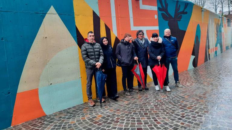Dal lavoro in classe al disegno sul muro: genesi del murale della nuova scuola di San Piero Dal lavoro in classe al disegno sul muro: genesi del murale della nuova scuola di San Piero
