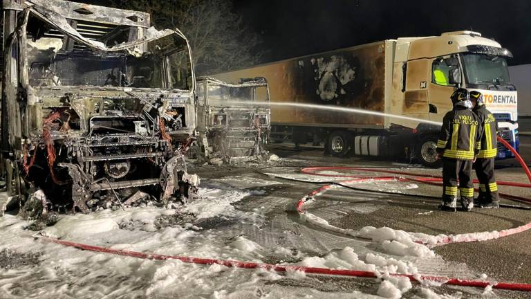 Camion a fuoco nella zona artigianale a Ponte Ospedaletto di Longiano VIDEO