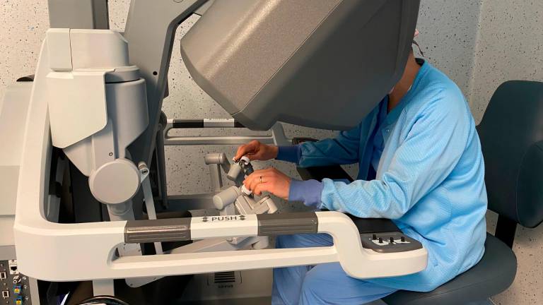 Presentato all’ospedale di Cesena il nuovo sistema di chirurgia operatoria robotica Presentato all’ospedale di Cesena il nuovo sistema di chirurgia operatoria robotica