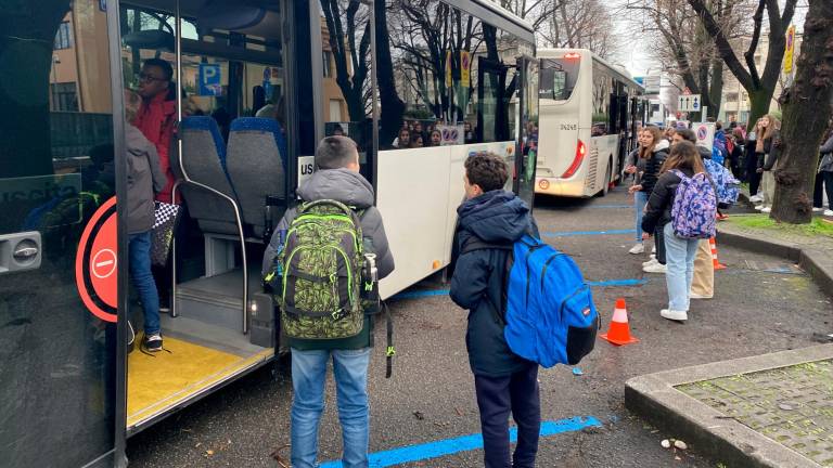 I bus scolastici per palazzo Mazzini Marinelli I bus scolastici per palazzo Mazzini Marinelli