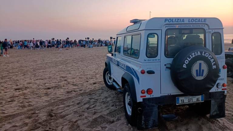 Riccione, 1.100 fuochi d’artificio sparati in spiaggia dopo le 2 di notte: interviene la Polizia Riccione, 1.100 fuochi d’artificio sparati in spiaggia dopo le 2 di notte: interviene la Polizia