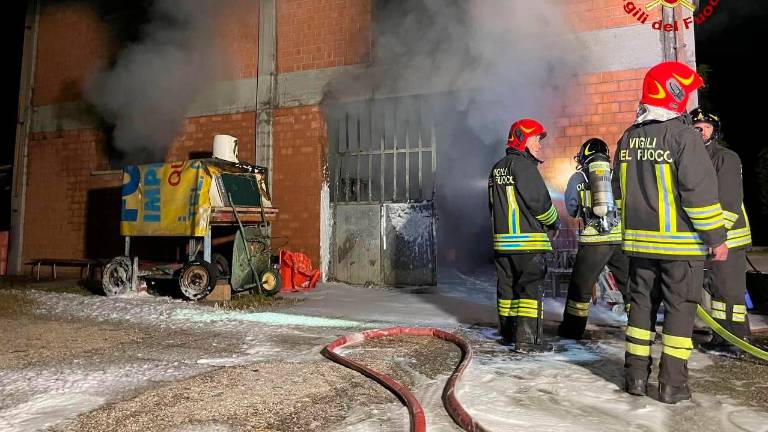 Forlimpopoli, incendio nella notte al capannone agricolo Forlimpopoli, incendio nella notte al capannone agricolo