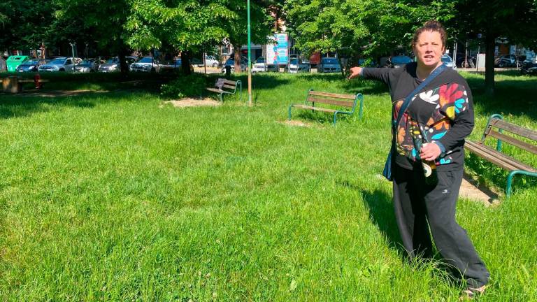 La convivente della vittima nel parco dove è avvenuto il pestaggio La convivente della vittima nel parco dove è avvenuto il pestaggio