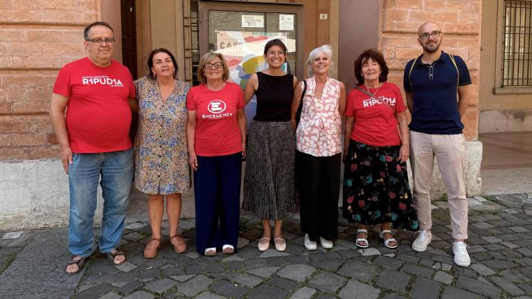Cesena ripudia la guerra: al Bonci lo striscione a sostegno di Emergency Cesena ripudia la guerra: al Bonci lo striscione a sostegno di Emergency