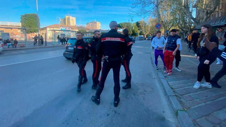 I carabinieri in stazione al termine della rissa (foto Fiorentini) I carabinieri in stazione al termine della rissa (foto Fiorentini)