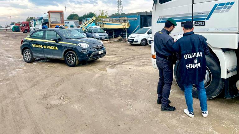 Rimini. Reati fallimentari, la finanza sequestra 148 tra veicoli tra camion e rimorchi per 10 milioni Rimini. Reati fallimentari, la finanza sequestra 148 tra veicoli tra camion e rimorchi per 10 milioni
