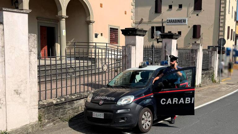 Imola, scavalca la recinzione della caserma dei Carabinieri e blocca il cancello col guinzaglio del cane: arrestato a Castel del Rio Imola, scavalca la recinzione della caserma dei Carabinieri e blocca il cancello col guinzaglio del cane: arrestato a Castel del Rio