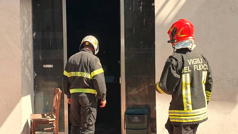 Rimini. Fiamme in un ex hotel, sfollati 12 lavoratori Rimini. Fiamme in un ex hotel, sfollati 12 lavoratori