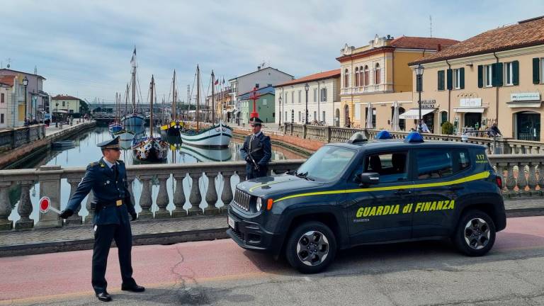 A Cesenatico sequestrati svariati capi di abbigliamento “taroccati” A Cesenatico sequestrati svariati capi di abbigliamento “taroccati”