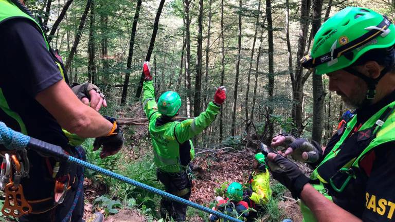 Escursionista 57enne di Ravenna cade in un canalone al confine con la Toscana, soccorso in elicottero Escursionista 57enne di Ravenna cade in un canalone al confine con la Toscana, soccorso in elicottero