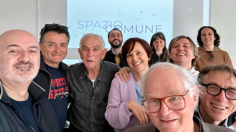 Alcuni componenti della Rete Spazio Comune insieme ad una rappresentanza di dipendenti comunali Alcuni componenti della Rete Spazio Comune insieme ad una rappresentanza di dipendenti comunali